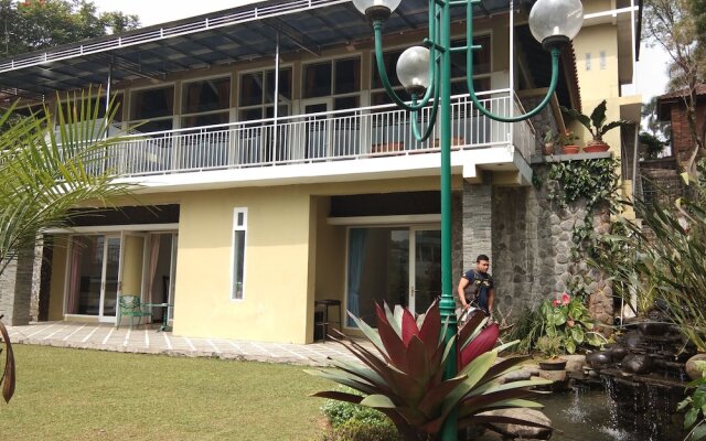 Villa Danau 5 Bedroom for 50 pax