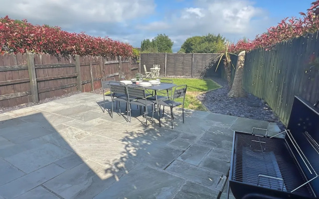 Charming 3 Bed Townhouse Near Llanddwyn Beach