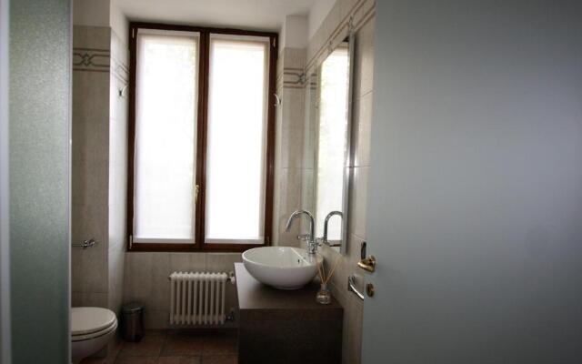 House on the lake shore of Laglio