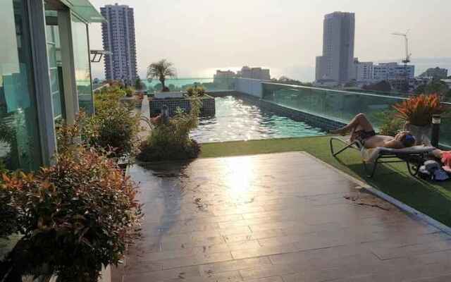 Fantastic Roof top Pool!