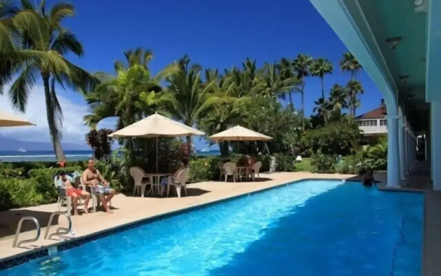 Lahaina Shores #425 Studio Bedroom Condo by RedAwning