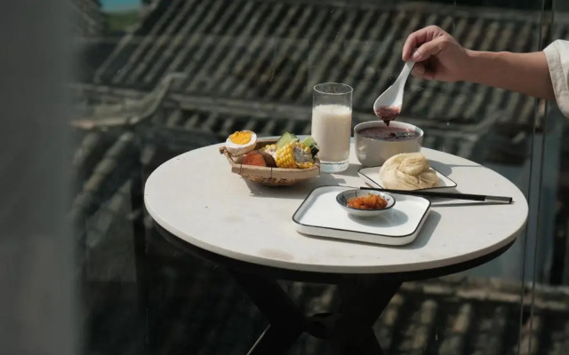 No Flowers Boutique Hostel