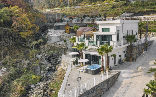 Lim Sea Side Poolvilla Pension