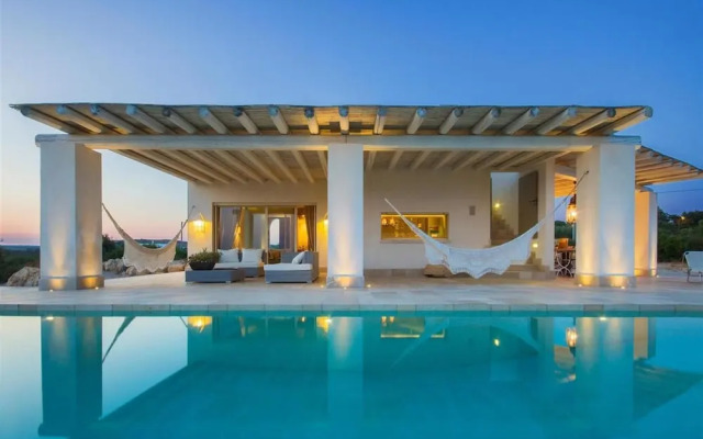 246 Villa Extralusso con Piscina a Manduria