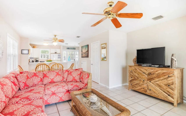 Linger Longer by Avantstay Key West Walkable Gated Community, Shared Pool Week Long Stays Only