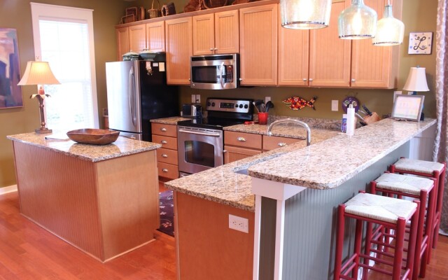 1365 Laurel Grove - 3 Br home by RedAwning