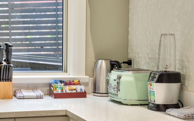 Castor Bay Home near Albany Sleeps 9