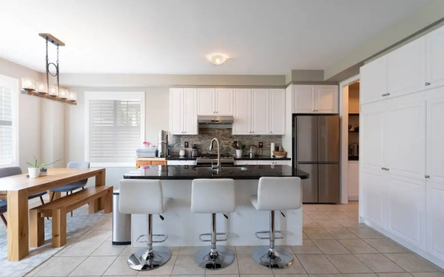 Stylish 4BR Oasis Peaceful Mississauga Location