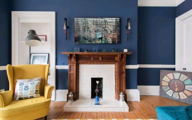 Gorgeous Light Apartment In West End