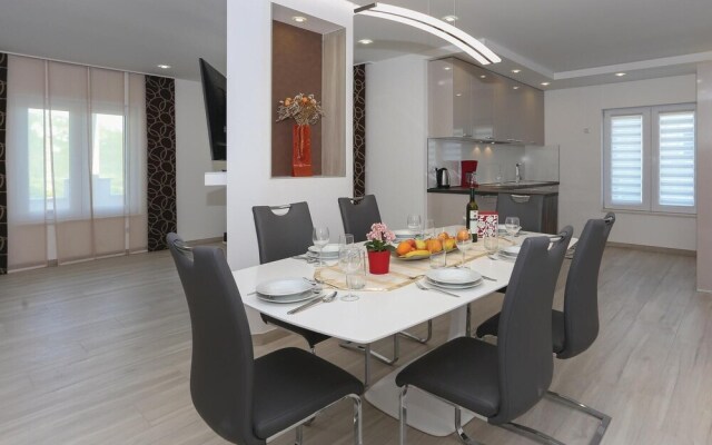 Stunning Home in Kastel Stafilic With Wifi and 6 Bedrooms