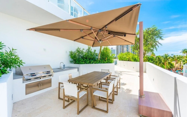 Top Fort Lauderdale Condo 7th Floor - Private and Sanitized, Hotel Amenities, Free Parking for Stays Over 27 Days, 400 ft From the Beach. Hosted by Super Host!