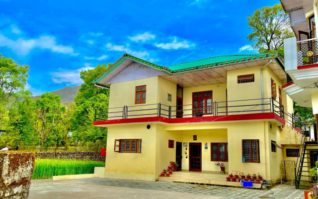 Cheerful 2 BHK Home With Free Parking & Nature View