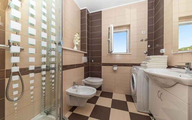 Beautiful Home in Marina With Wifi and 3 Bedrooms