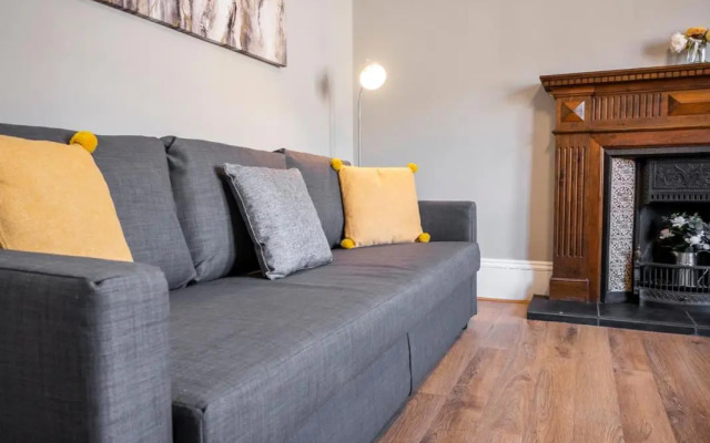 New Superhost Listing: Bright flat nr. University