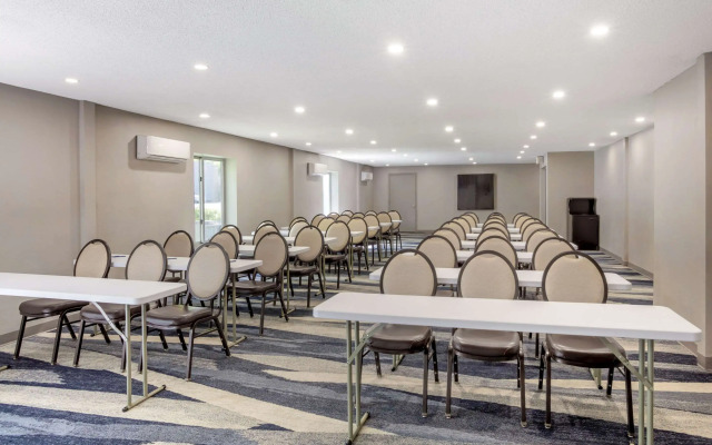 Comfort Suites Nashville Airport - BNA