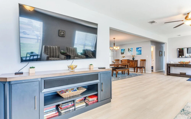 Charming Pensacola Home w/ Screened Lanai & Grill!