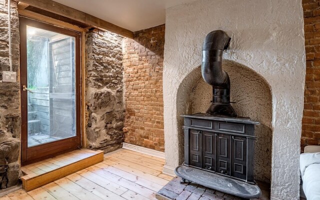 Beautiful Cozy 2-storey Apartment In the of Downtown MTL
