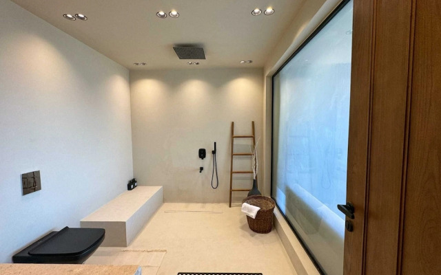 The 2 BDR Pyramids Vista w/ Bathtub