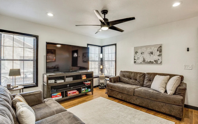 Grills, Fire Pit & Yard: Central Granbury Home!