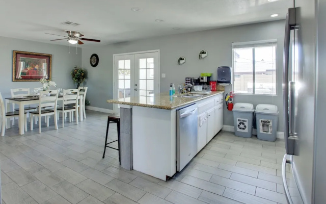 Las Vegas Retreat w/ Yard < 5 Mi to Strip!