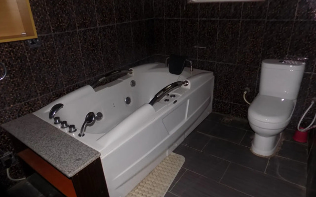 Moongate Hotel and Suites