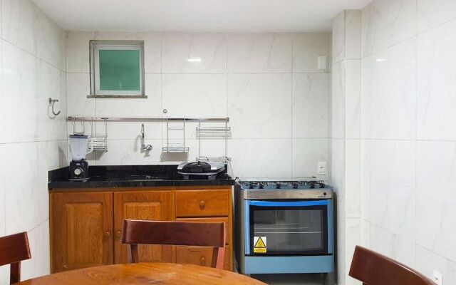 CASA TRíPLEX AO LADO DA PRAIA DO IGUAPE