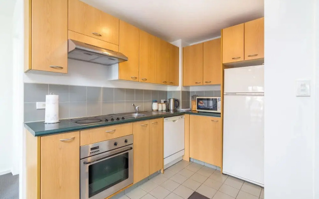 JHT - Carpark, 2 BRM Apartment, Next to Uni