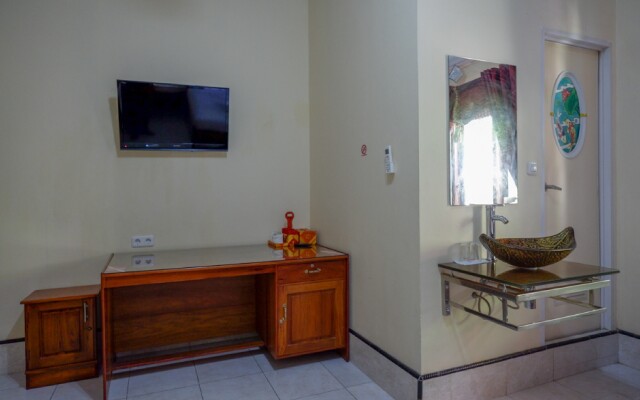 RedDoorz near Lakota Beach Tomia Wakatobi