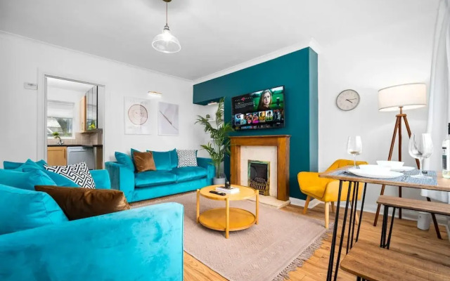Stylish Three Bedroom Retreat With Garden
