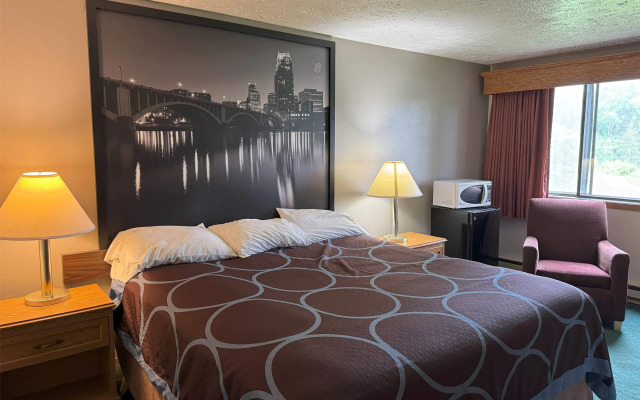 Super 8 by Wyndham Chaska