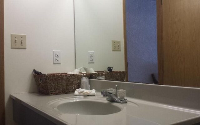 Maple Creek Motor Inn