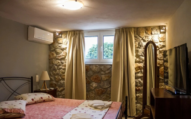 Spacious home with garden in Marathonas