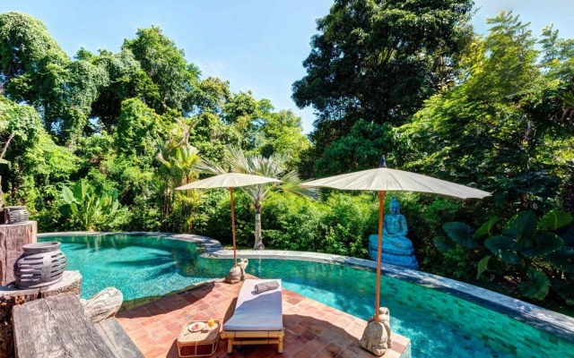 Secluded Wooden Villa, 3 BR, Canggu With Staff