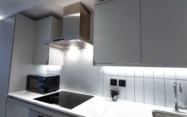 2 Bed Flat - Sleeps 4 - Parking - Wifi