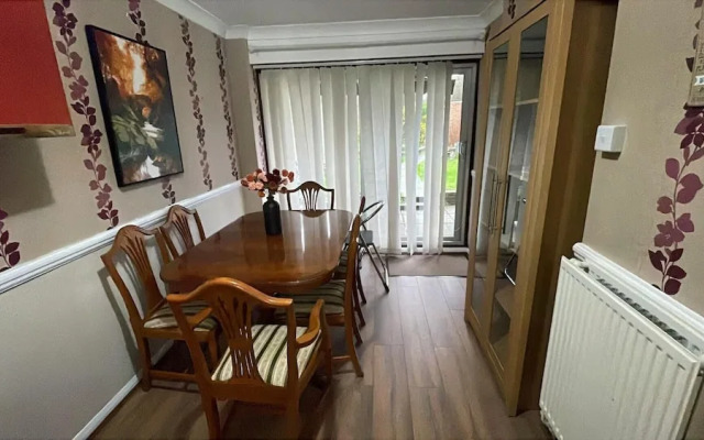 Charming Basildon House With 3 Bedroom Near Town