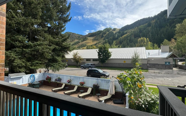 Shadow Mountain Lodge