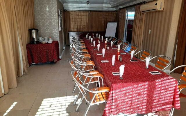 Savoy Lodge With Breakfast Included - Budget Triple Room 5