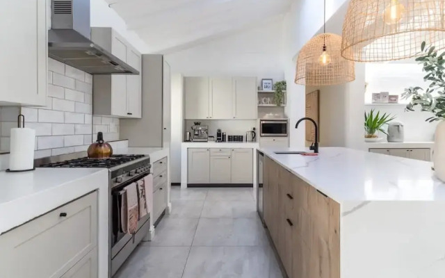 Flamingo Villa Beach Pool Luxury Solar Back Up