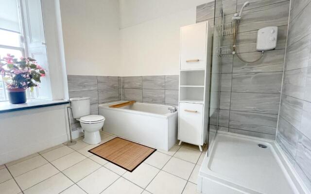 Spacious 3 bedroom Victorian flat City Centre