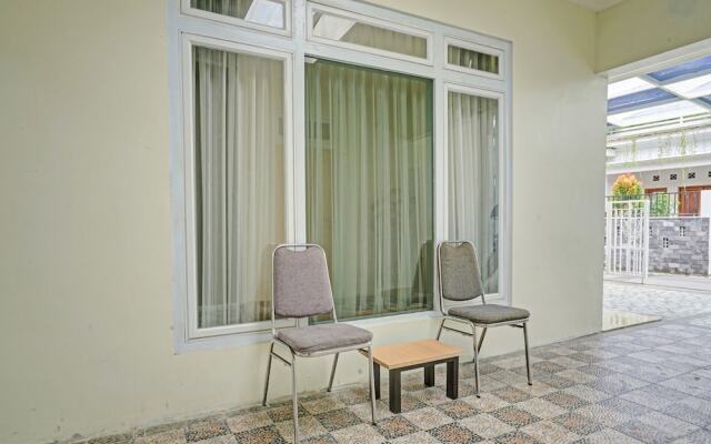 OYO 90804 Oma Uti Homestay Syariah
