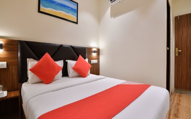 OYO 15535 Deluxe Residency