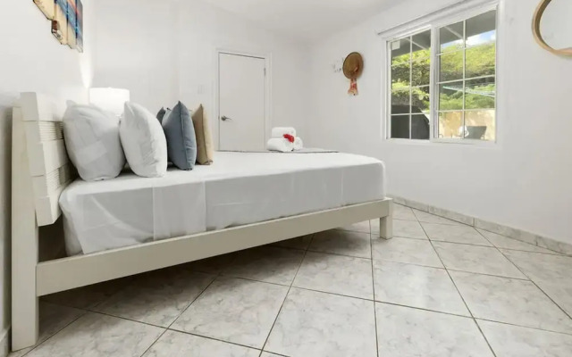 Cozy 3BR Town Home in Gated Community Palm Beach