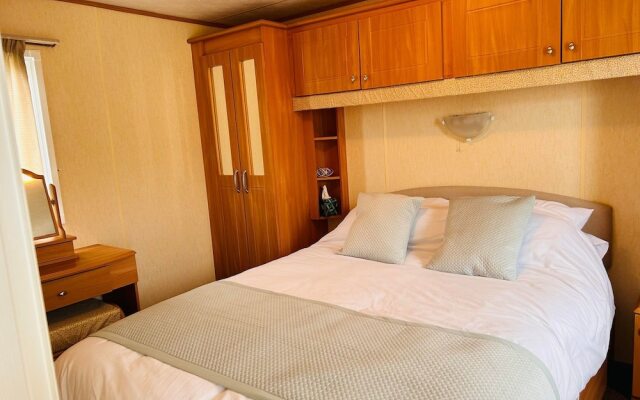 Charming Countryside Static Van With Entertainment