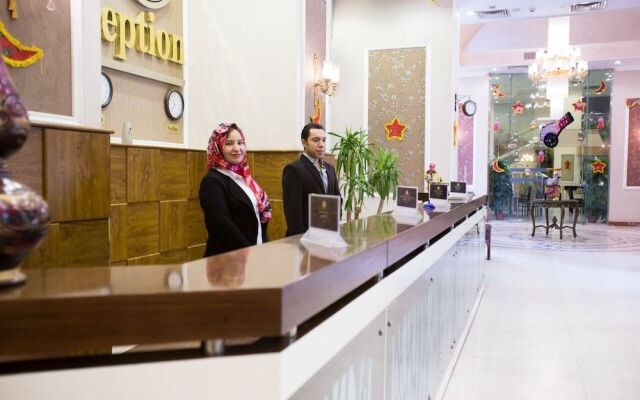 Chain Luxe Paradise Hotel