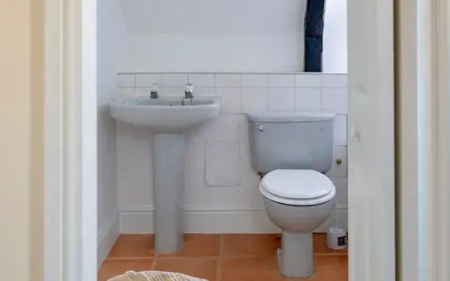 Cozy Corsham Apartment With 2 Bedrooms