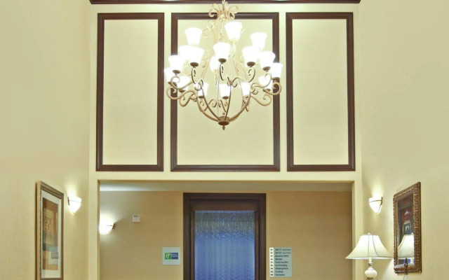 Holiday Inn Express and Suites Henderson by IHG