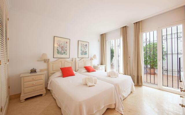 White Pearl Beach J4