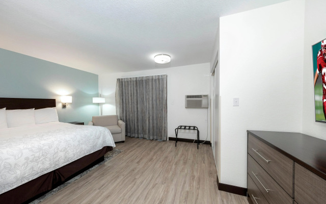 Red Roof Inn PLUS+ & Suites Naples Downtown-5th Ave S