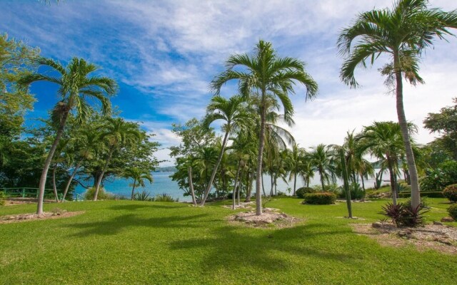 2-bedroom Beachfront Condo With Pool