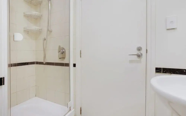 City Hideaway 1 BR Apt with Pool - Gym